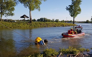 Feuerwehr und Rettungsdienst Bonn: FW-BN: PKW versinkt im Mondorfer Hafen im Rhein - Rüsteinheit im Einsatz