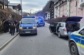 Bundespolizeidirektion München: Bundespolizeidirektion München: Gefährliche Reise endet in Berchtesgaden Mutmaßlicher Schleuser unter Drogen pfercht sich und acht Menschen in einen Pkw