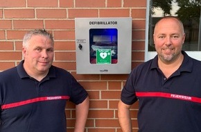 Feuerwehr Flotwedel: FW Flotwedel: Ortsfeuerwehr Bröckel leistet Beitrag zum Bevölkerungsschutz / Defibrillator am Feuerwehrhaus montiert