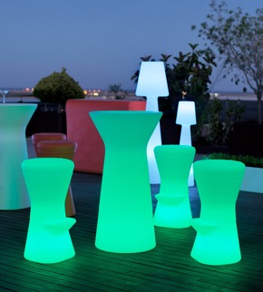 Leuchtende Outdoormöbel - Lampenwelt.de präsentiert loungige Multifunktionsleuchten
