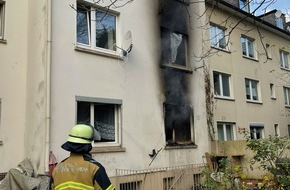 Feuerwehr Essen: FW-E: Wohnungsbrand in einem Mehrfamilienhaus - drei Personen mit Fluchthauben und über Drehleiter gerettet - ein Feuerwehrmann durch Hundebiss leicht verletzt
