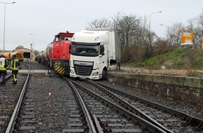 Polizeipräsidium Krefeld: POL-KR: Linn: Lkw stößt mit Lok zusammen - Fahrer schwer verletzt