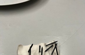 Polizeipr&auml;sidium Ulm: POL-UL: (GP) G&ouml;ppingen - Trittfallen ausgelegt / Am Dienstag entdeckte eine Zeugin die pr&auml;parierten N&auml;gel.