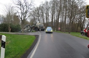 Polizeiinspektion Delmenhorst / Oldenburg - Land / Wesermarsch: POL-DEL: Landkreis Oldenburg: Verkehrsunfall in Hude mit landwirtschaftlichem Gespann