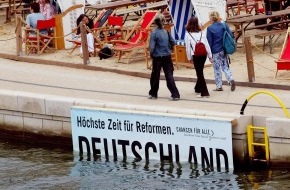 Initiative Neue Soziale Marktwirtschaft (INSM): Berliner Polizei entfernt Reformplakat vom BundesPresseStrand / Berliner Bürokratie beschlagnahmt INSM-Plakat