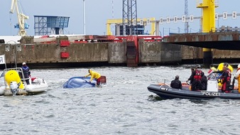 Landeswasserschutzpolizeiamt Mecklenburg-Vorpommern: LWSPA M-V: Segelboot kentert im Überseehafen Rostock