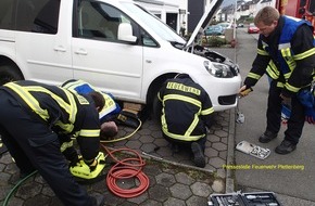 Feuerwehr Plettenberg: FW-PL: Feuerwehr Plettenberg - eingeschlossene Katze wurde aus Motorraum eines PKW befreit - Betriebsunfall eingeklemmte Person