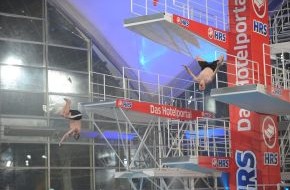 ProSieben: Das "TV total Turmspringen 2011": Eltons Kampf gegen die Höhenangst (mit Bild)