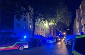 Feuerwehr Dortmund: FW-DO: Feuer in einem Mehrfamilienhaus der Schillerstraße Vier Personen über Drehleiter gerettet