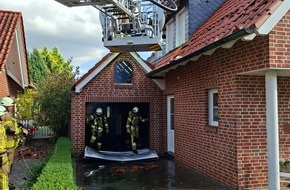 Feuerwehr Greven: FW-Greven: Garagenbrand greift auf Wohnhaus &uuml;ber.