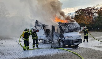 FW-WRN: FEUER_2 - LZ1 - brennt Wohnmobil, eine Person noch drin