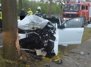 POL-STD: Autofahrer bei Unfall zwischen Neukloster und Dammhausen schwer verletzt