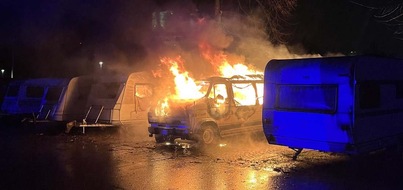 Polizei Duisburg: POL-DU: Obermeiderich: Wohnmobil komplett ausgebrannt, zwei Wohnanhänger beschädigt