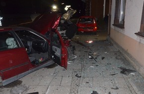 Kreispolizeibehörde Herford: POL-HF: Alkoholfahrt endet in Hausmauer- Parkende Fahrzeuge beschädigt