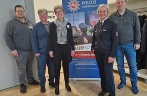Polizeiinspektion Emsland/Grafschaft Bentheim: POL-EL: Nordhorn - Präventionsprojekt gegen Rechtsextremismus "Rechts ab?!" (Foto)