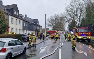 Feuerwehr Mettmann: FW Mettmann: Kellerbrand in Reihenhaus