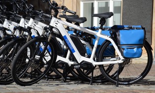 POL-OS: Zügig auf zwei Rädern unterwegs - bundesweit erste S-Pedelecs mit Blaulicht und Martinshorn im Einsatz