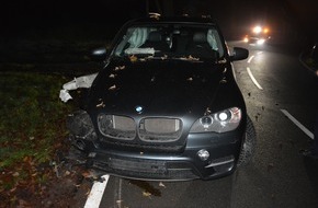 Kreispolizeibehörde Herford: POL-HF: Autofahrt endet vor Baum- Fahrer flüchtet alkoholisiert