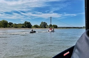 Feuerwehr Neuss: FW-NE: Manövrierunfähiger Jetski auf dem Rhein | Sicher in den Hafen geschleppt