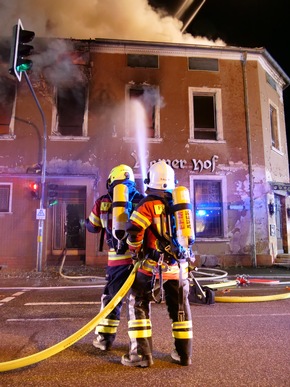 FW LK Neunkirchen: Brand eines leerstehenden Hotel-Restaurants in der Hauptstraße