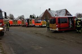 Kreisfeuerwehrverband Plön: FW-PLÖ: Defekte Heizung in einer Asyl-Unterkunft in Schmiedendorf (Kreis Plön) löst Großalarm für Rettungsdienst und Feuerwehren aus. Fünf Bewohner mussten ins Krankenhaus gebracht werden.