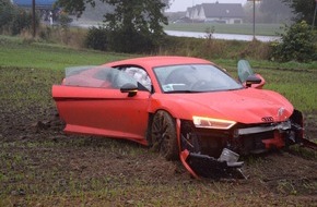 Kreispolizeibehörde Herford: POL-HF: Unfallflucht endet auf Acker- Teurer Sportwagen mit Totalschaden