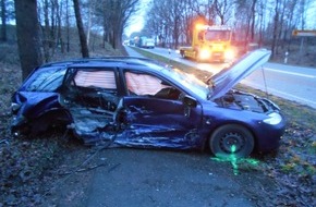 Polizeiinspektion Harburg: POL-WL: Tostedt - Verkehrsunfall mit zwei total beschädigten PKW und Vollsperrung