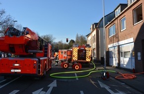 Feuerwehr Mülheim an der Ruhr: FW-MH: Brand in Zahnarztpraxis fordert sechs verletzte Personen.