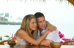 ProSieben: Hat Jennifer Aniston eine Chance gegen das blonde Supermodel auf ProSieben? Free-TV-Premiere von Adam Sandlers "Meine erfundene Frau" am 10. Februar 2013 (BILD)