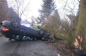 Polizei Minden-Lübbecke: POL-MI: Autofahrer kollidiert frontal mit Baum