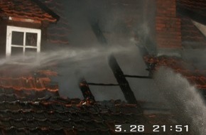 Polizeiinspektion Nienburg / Schaumburg: POL-NI: Brand eines Fachwerkhauses - Bilder im Download -