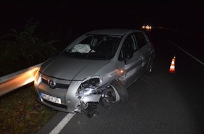 Kreispolizeibehörde Herford: POL-HF: Verkehrsunfall -
Insassen entfernen sich vom Unfallort