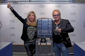 TITAN HAMBURG GmbH: TITAN holt Carmen und Robert Geiss nach Dresden / Über 3.500 Fans jubeln bei Event mit dem Jet-Set-Paar (FOTO)