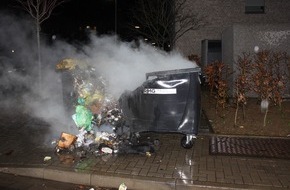 Polizei Mettmann: POL-ME: Vier Müllcontainer durch Brand beschädigt - die Polizei bittet um Hinweise - Monheim am Rhein - 2402084