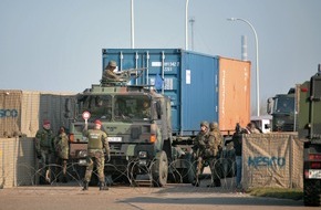 Presse- und Informationszentrum Marine: Deutsche Marine - Pressemeldung: Marinesoldaten in Tarnbekleidung: Wie der Rheinländer Carsten Ridderbecks Schiffe schützt