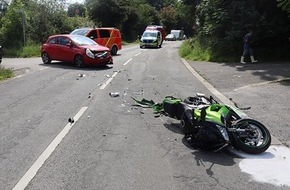 Polizei Mettmann: POL-ME: Unfall mit Motorradfahrer - 65-Jähriger wird schwer verletzt - Velbert - 2406082