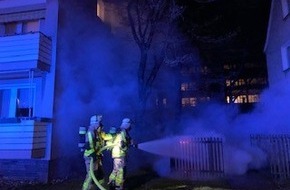 Feuerwehr Gladbeck: FW-GLA: Brennende Mülltonnen an der Hausfassade, am 26.03.2022 gegen 4:32 Uhr