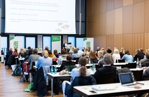 ZZF - Zentralverband der Heimtierbranche e.V.: Tierärzte und Fachleute der Heimtierbranche bildeten sich beim ZZF-Symposium zum Thema Hund weiter