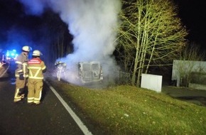 Polizeipräsidium Westpfalz: POL-PPWP: Auto brennt nach Unfall