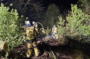 Feuerwehr Essen: FW-E: Nächtlicher Waldbrand in steilem Gelände - Feuerwehr im Großeinsatz