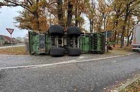 Polizeipräsidium Rostock: POL-HRO: Anhänger kippt bei Traktorunfall in Kurve um- 150.000 Euro Schaden