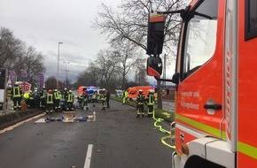 Feuerwehr und Rettungsdienst Bonn: FW-BN: Elektroauto kollidiert mit Baum - vier verletzte Personen