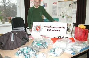 Polizeiinspektion Hameln-Pyrmont/Holzminden: POL-HOL: "Spezialisiert" auf Nassrasierer und Rasierklingen: Gewerbsmäßige Ladendiebe gingen in Haft - Zahlreiches Diebesgut sichergestellt / Fahrzeug eingezogen -