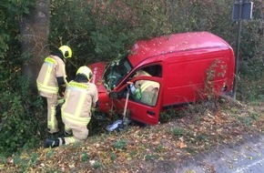 Feuerwehr Stolberg: FW-Stolberg: PKW gegen Baum