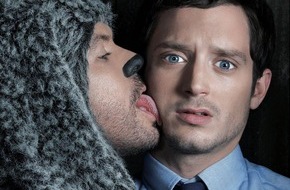 ProSieben: "Herr der Ringe"-Star Elijah Wood trifft des Pudels Kern in der neuen US-Comedy-Serie "Wilfred" ab 17. Juni 2013 am Mad Monday auf ProSieben (BILD)
