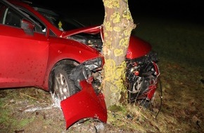 Kreispolizeibehörde Höxter: POL-HX: Nach medizinischem Notfall mit Baum kollidiert