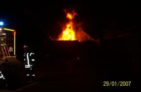 Polizeiinspektion Nienburg / Schaumburg: POL-STH: Brand eines Schuppens / Feuermelder verhindert Schlimmeres