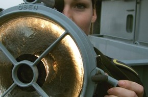 Presse- und Informationszentrum Marine: Deutsche Marine - Pressemeldung (Feature): Altes Seemannshandwerk immer noch unverzichtbar - Wie eine Wolgasterin auf See mit anderen Schiffen kommuniziert
