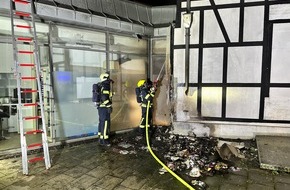 Feuerwehr Leichlingen: FW Leichlingen: Mehrere brennende Mülltonnen mit Ausbreitung auf ein Gebäude