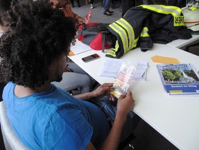 FW-AR: Arnsberger Feuerwehr heißt Asylsuchende willkommen